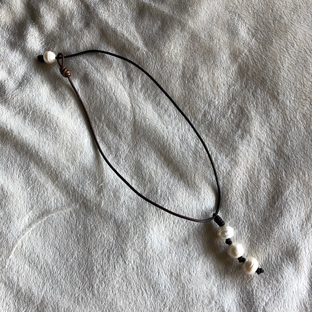 Leather and pearl Necklace
